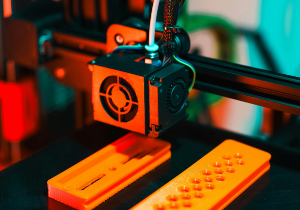 Kombination von 3D-Druck und UV-Druck für langlebige Grafiken