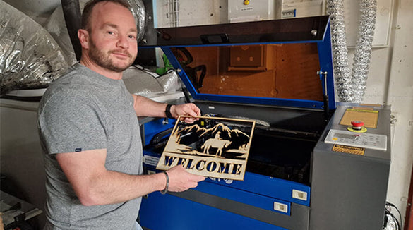 Baumwolle vs. Jeans: Was zieht man für die Lasergravur an?