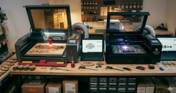 OMTech vs. Glowforge: Welcher Lasergravierer wird 2026 die Nase vorn haben?
