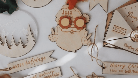 So stellen Sie mit einem Laser individuelle Weihnachtsbaumschmuckstücke aus Holz her