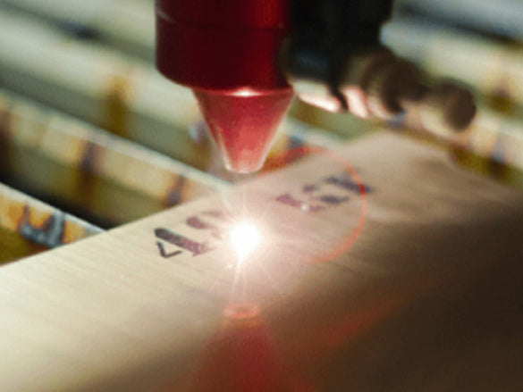 Beherrschung des OMTech-Lasers für die Holzgravur mit Präzision