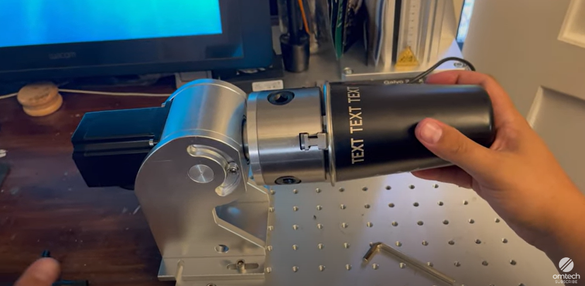 Entdecken Sie die Kunst des Lasergravierens auf gekrümmten Oberflächen mit Rotationsaufsätzen