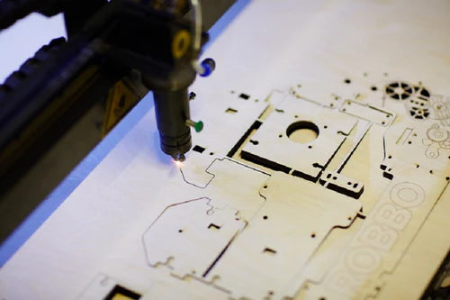 CNC-Lasergravur vs. Traditionelle Bildhauerei: Revolutioniert die moderne Technik die Kunst?
