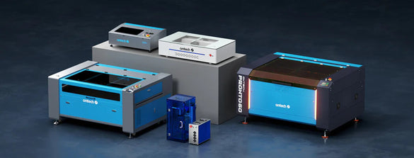 „OMTech CO2-Schranklaser im Vergleich: Turbo-, Max-, Pronto- und Pro-Serie als Gerätegruppe in einer Studioaufnahme.“