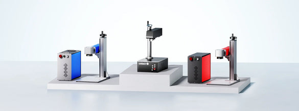 „OMTech Faserlaser-Markiermaschinen (MOPA und Non-MOPA) im Vergleich, mehrere Geräte in Blau, Schwarz und Rot auf heller Studiofläche.“