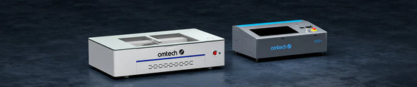 „OMTech Polar Lite und OMTech K40+ CO2-Desktop-Laser im Vergleich, beide Geräte nebeneinander auf dunklem Hintergrund.“