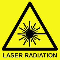 Gelbes Warnschild mit schwarzem Dreieck und Symbol für Laserstrahlung sowie dem Text „LASER RADIATION“.