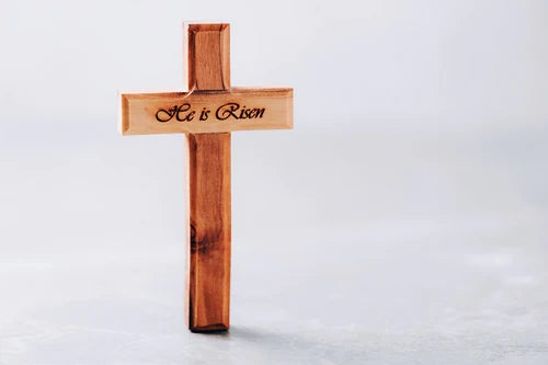 Gravierte und geschnittene Kreuze, personalisierte Geschenke für die Osterwoche